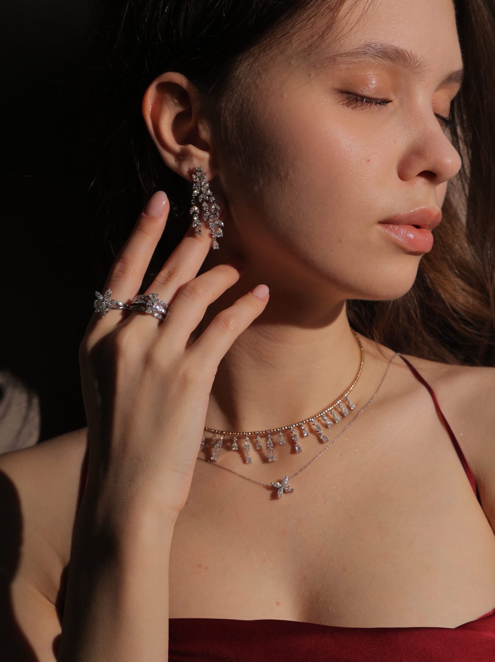 pexels-nilufar-kurbanova-1219224769-22475821 neckless - Image 1